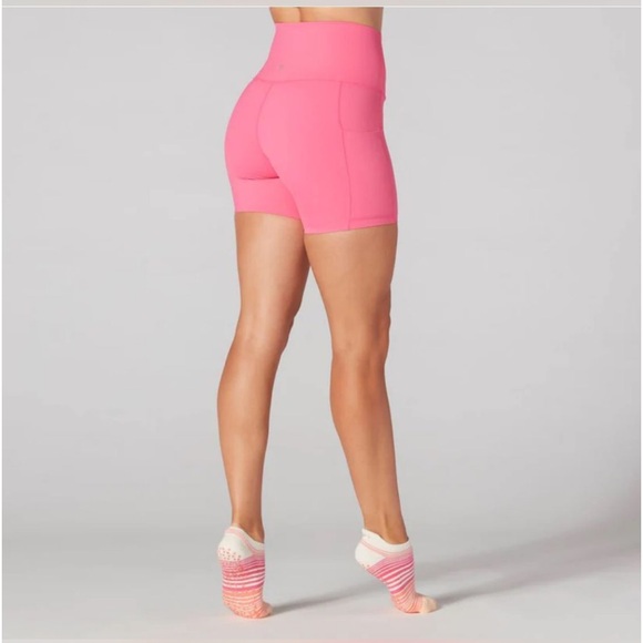 Tavi activewear Stash & Dash Biker Short 6” with pockets Hot Pink XL - Picture 2 of 4